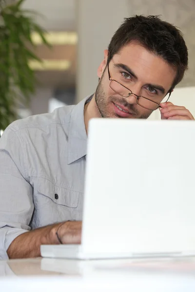 Hombre con gafas delante de la computadora —  Fotos de Stock