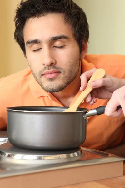 Man smelling stew — Stock Photo, Image