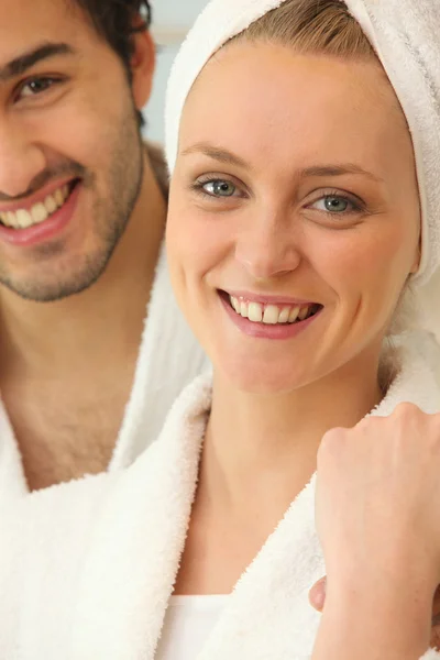 Casal em roupões de banho se preparando — Fotografia de Stock