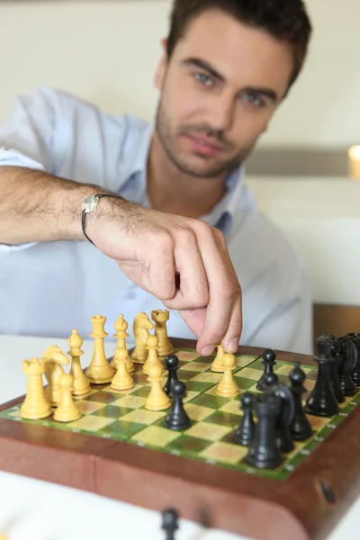 Homme jouant aux échecs — Photo