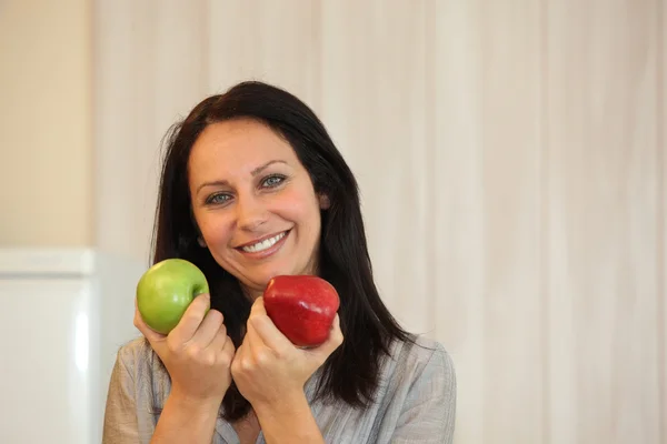 빨간색과 녹색 사과 사이 선택 하는 여자 — 스톡 사진