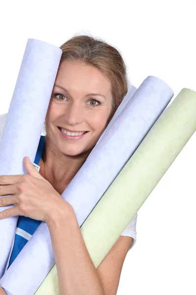 Vrouw met behang — Stockfoto