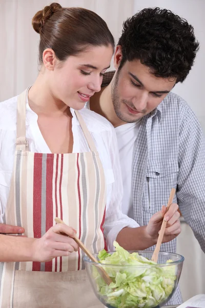 Marido y esposa preparando ensalada —  Fotos de Stock