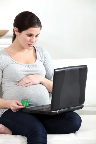 Gravid kvinna shopping på nätet — Stockfoto