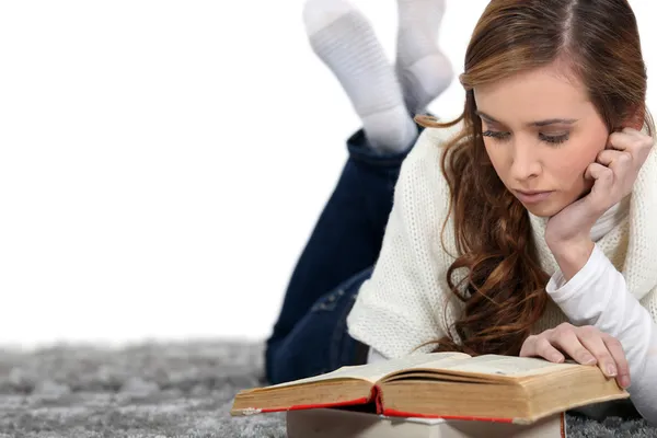 Relaxed girl reading a book — Stock Photo, Image