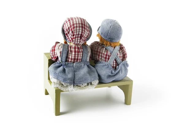 Bonecas de brinquedo em uma mesa de aula — Fotografia de Stock