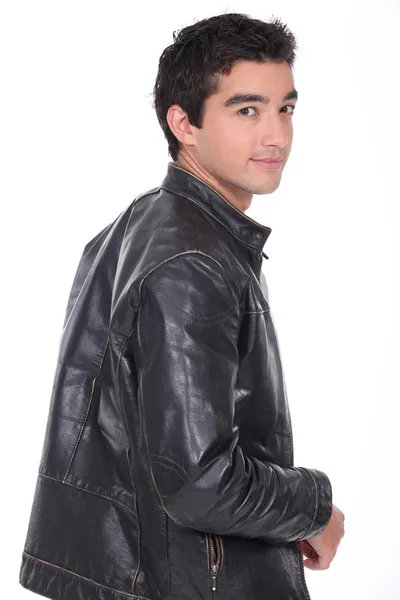 Retrato de un hombre joven con chaqueta de cuero — Stok fotoğraf