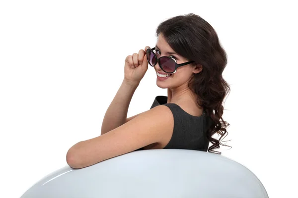 Гламурна жінка в сонцезахисних окулярах — стокове фото
