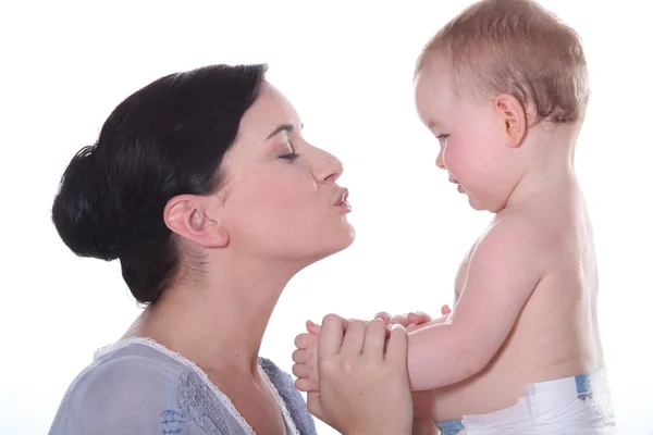 Mamma baciare piccolo bambino — Foto Stock