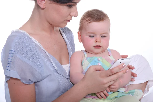 Ibu mengajarkan telepon kepada bayi — Stok Foto