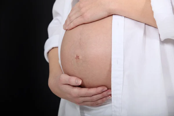 Žena drží své těhotné břicho — Stock fotografie