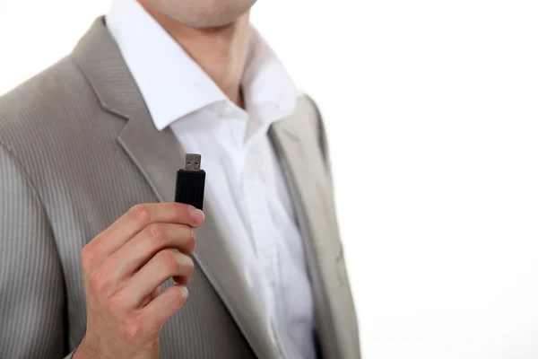 Бізнесмен тримає USB ключ — стокове фото