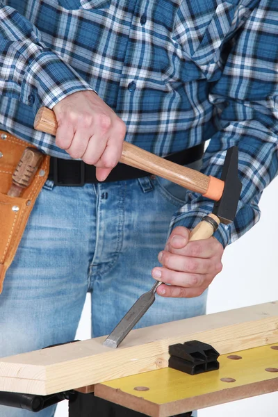 Handwerker bei der Arbeit an einem Holzbrett — Stockfoto