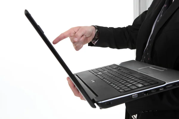 Männliche Hand zeigt auf Computerbildschirm — Stockfoto