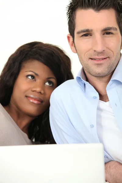 Casal relaxado na frente do laptop — Fotografia de Stock