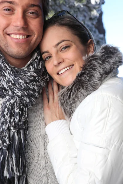 Coppia che indossa abbigliamento invernale — Foto Stock