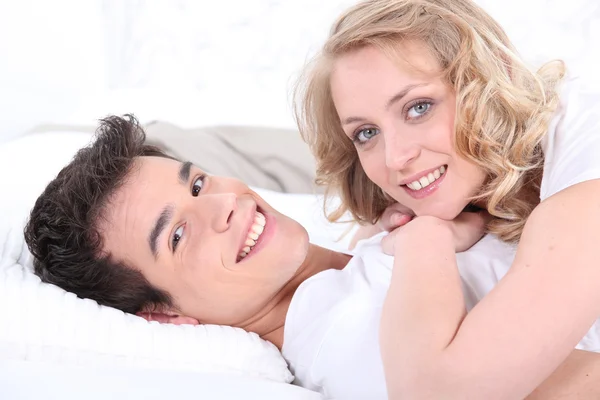 Niedliches Paar liegt auf Bett — Stockfoto