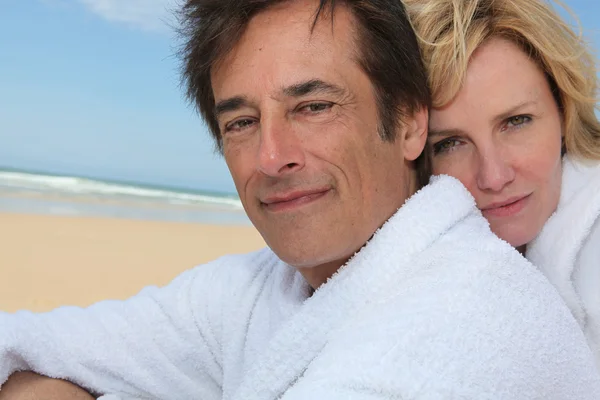 Paar mit Strand im Hintergrund — Stockfoto