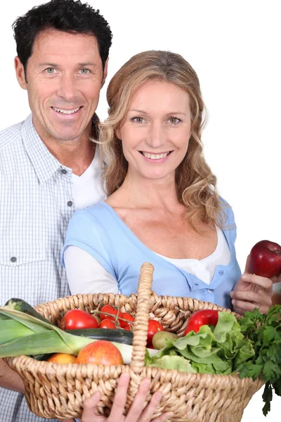丈夫和妻子与蔬菜篮. — 图库照片
