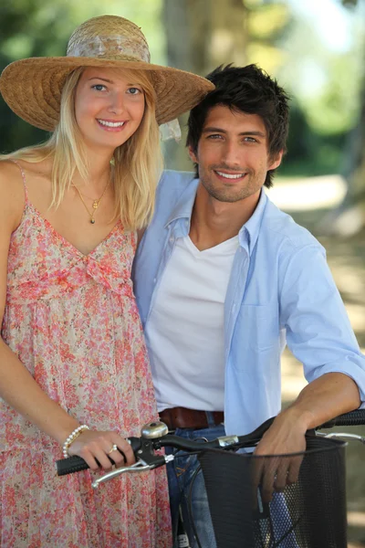 Young couple taking a bike ride — Stock Photo, Image