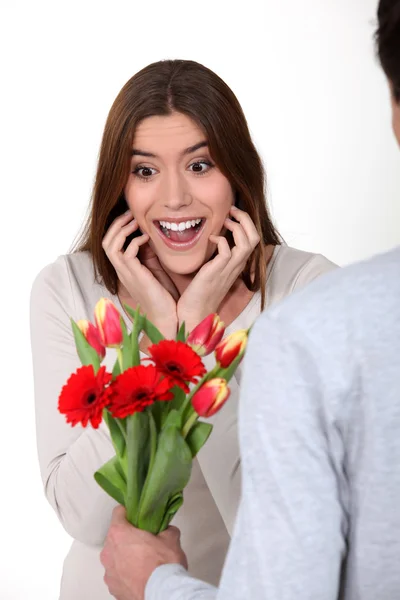 彼女のボーイ フレンドから花を受け取って驚いた女性 — ストック写真