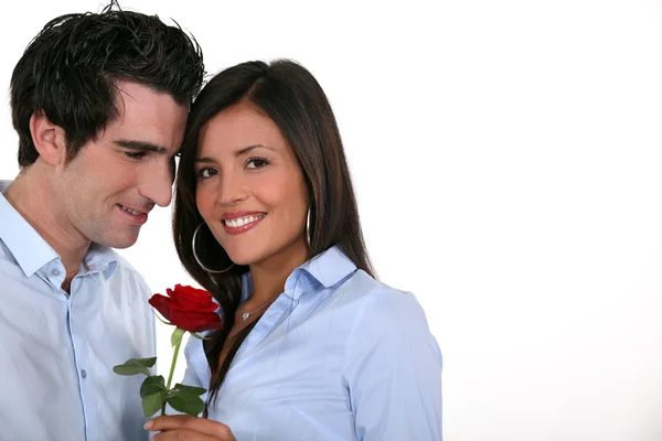 Hombre ofreciendo a su novia una rosa — Foto de Stock