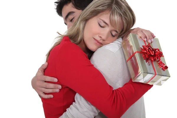 Woman thanking her boyfriend for his gift — Stock Photo, Image