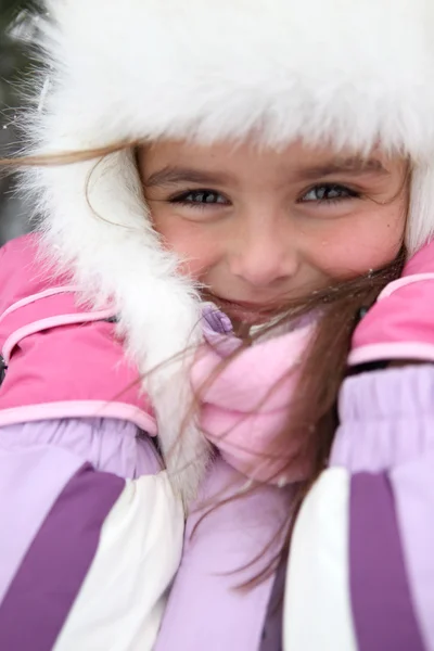 Μικρό κορίτσι φοράει παλτό χειμώνα — Φωτογραφία Αρχείου