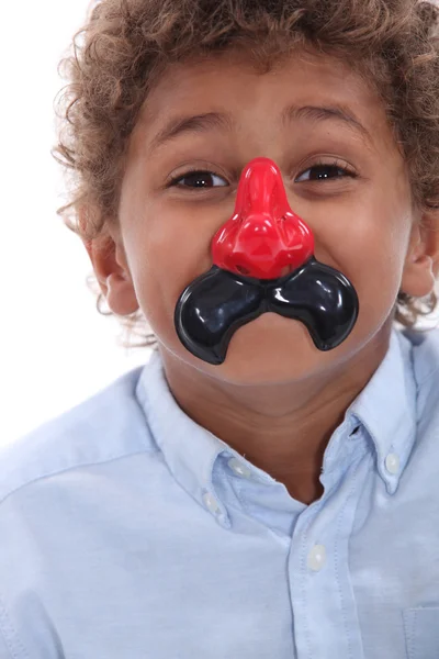 Pojke bär en rolig näsa — Stockfoto