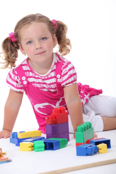 Young girl playing with blocks — Stok fotoğraf