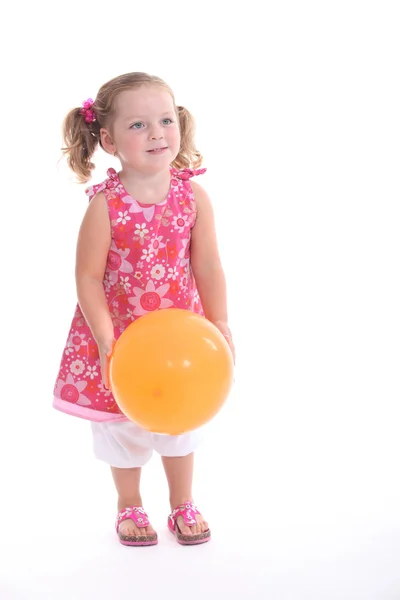 Studio shot van een klein meisje met een ballon — Stockfoto