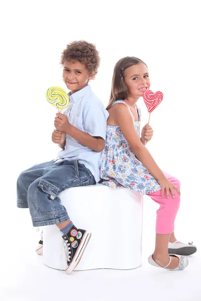 Zwei Kinder mit Lutschern — Stockfoto