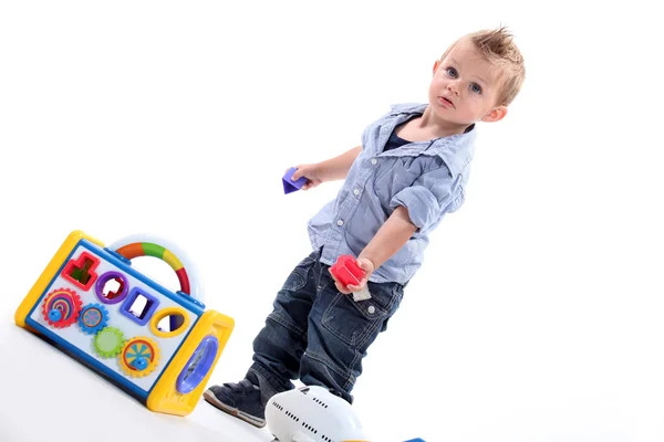 Ung pojke leker med en form som sortering leksak — Stockfoto