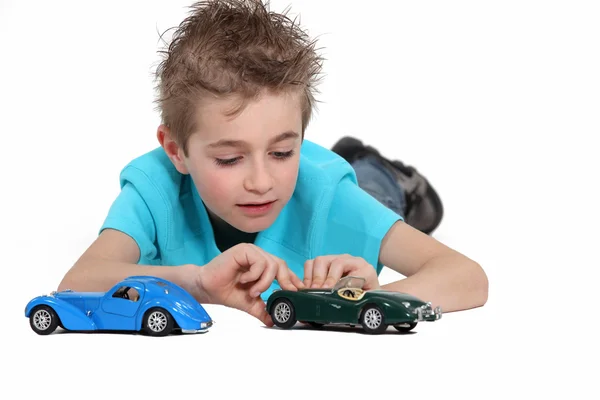 Malý chlapec hraje s autíčky — Stock fotografie