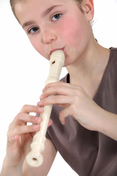 Childgirl hraje flétna — Stock fotografie
