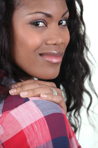 Zwarte vrouw dragen gecontroleerd shirt — Stockfoto