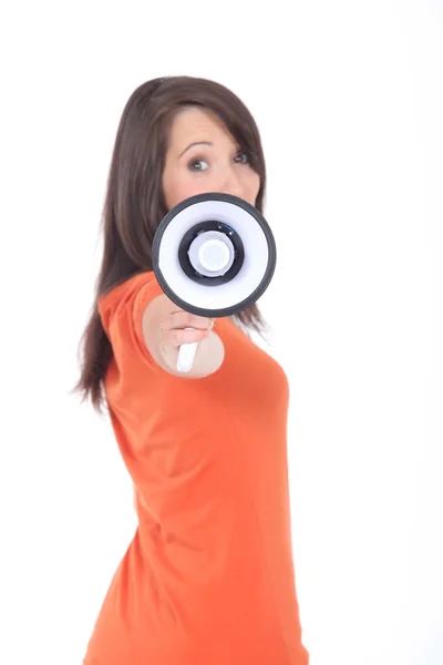 Visão de perfil de mulher jovem segurando megafone — Fotografia de Stock