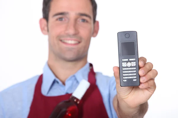 Вино waitor показывающий мобильный телефон — стоковое фото