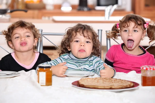 Children snacking — Stock Photo, Image