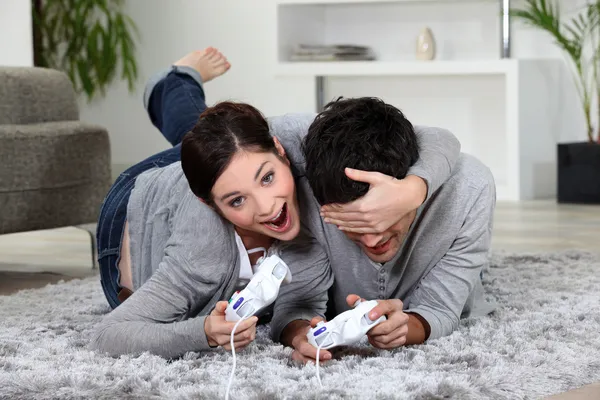 Cute para grając w gry wideo — Zdjęcie stockowe