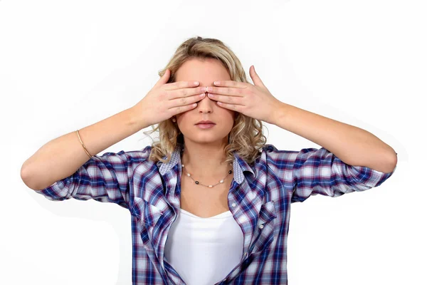 Mujer cubriendo sus ojos — Foto de Stock