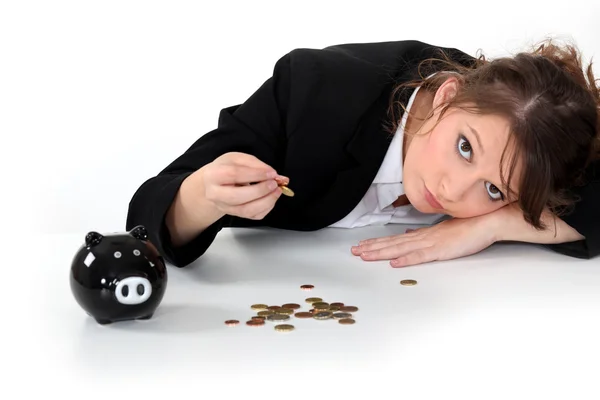 Girl counting the money of her piggy bank — Stock Photo, Image