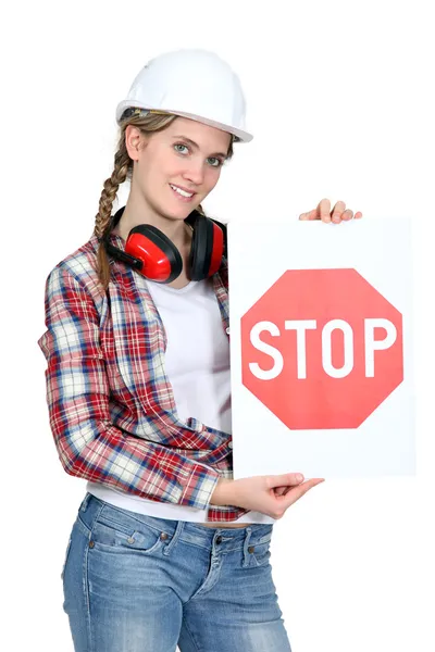 Kobieta gospodarstwa znak stop — Zdjęcie stockowe
