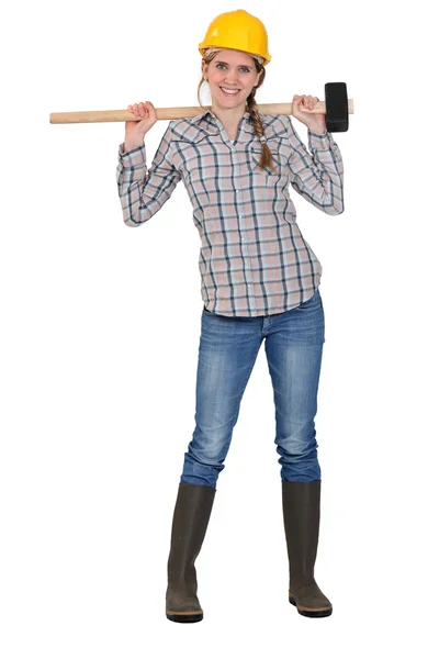 Vrouw poseren met slee-hammer over de schouders — Stockfoto