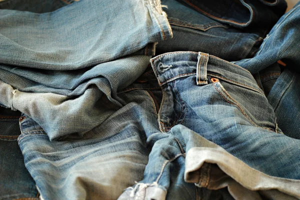 Kupie dżinsy — Zdjęcie stockowe