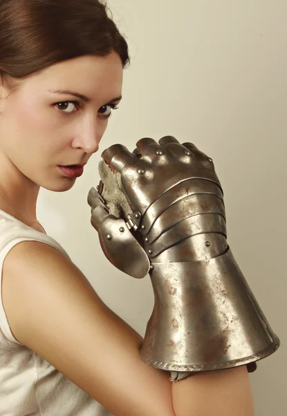 Junge Frau mit Stahlhandschuh — Stockfoto
