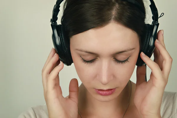 Fiatal nő hallgat zenét — Stock Fotó