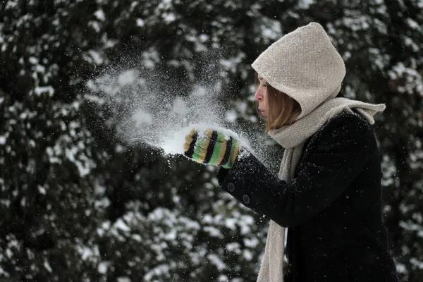 Femme d'hiver soufflant une neige — Photo