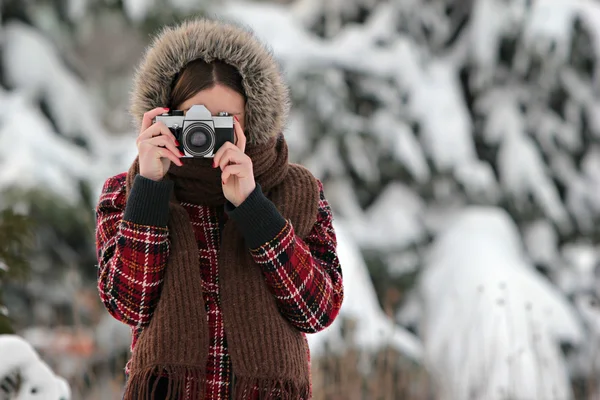 Mulher fotógrafa na floresta de inverno — Fotografia de Stock