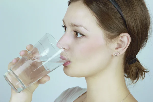Jovem mulher água potável — Fotografia de Stock